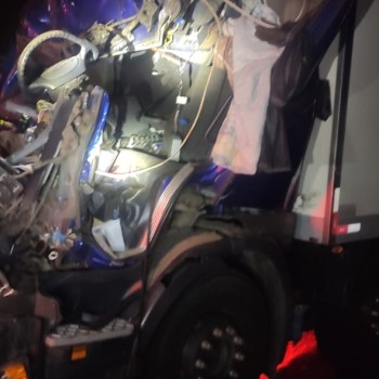 Motorista fica preso à cabine de caminhão após colisão na BR-101