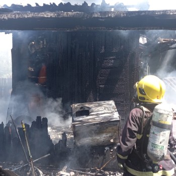 Incêndio destrói residência de madeira em Sombrio