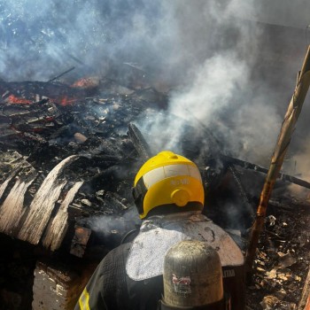 Incêndio destrói residência no bairro Cristo Rei, em Içara