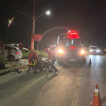 Colisão entre carro e moto deixa jovem ferido, em Jaguaruna