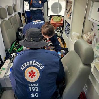 Paciente com traumatismo craniano grave é transferido de helicóptero para Criciúma