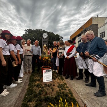 Urussanga realiza plantio da Rosa de Anita em homenagem às mulheres na Praça Anita Garibaldi