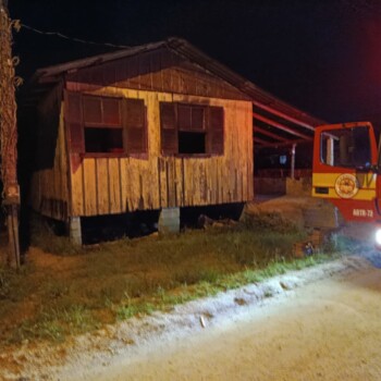 Incêndio suspeito é registrado em casa desocupada em Morro da Fumaça