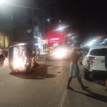 Carro capota após bater em veículo estacionado em Laguna