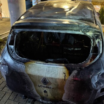 Incêndio criminoso destrói carro e atinge outro veículo no Centro de Criciúma