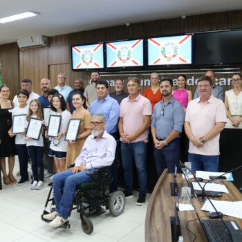 Alunos premiados em olimpíada de Matemática na Tailândia recebem moções de congratulações do Legislativo