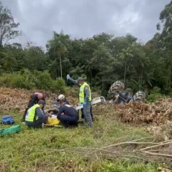 (Vídeos) Agricultor é resgatado após ficar sob trator em acidente no interior de Cocal do Sul