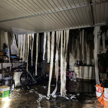 Incêndio em garagem é controlado por moradores no bairro Ana Maria, em Criciúma