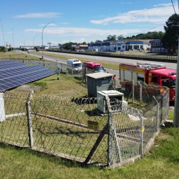 Incêndio em inversor de placas solares mobiliza bombeiros às margens da BR-101, em Criciúma