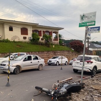 Motociclista fica ferido em colisão com carro no Centro de Urussanga