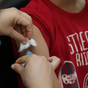 Vacinação nas escolas segue até dia 30 e meta é imunizar 27 milhões