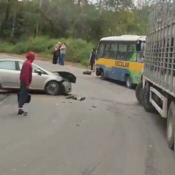 Motorista invade contramão em curva e provoca colisão frontal com ônibus na BRN-424