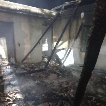Casa é destruída por incêndio em Balneário Rincão