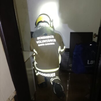 Princípio de incêndio em residência mobiliza bombeiros no Centro de Jaguaruna