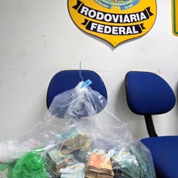 (vídeo) PRF flagra furgão com cigarros contrabandeados do Paraguai e R$ 88 mil em dinheiro