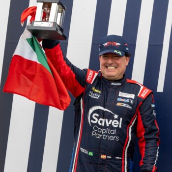Piloto catarinense leva a bandeira de Santa Catarina ao pódio da Porsche Cup Brasil em Le Mans, na França