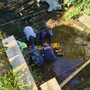 Trabalhador cai de ponte durante reforma e é resgatado pelos bombeiros em Tubarão