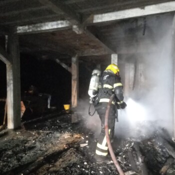 Incêndio destrói residência na Quarta Linha, em Criciúma