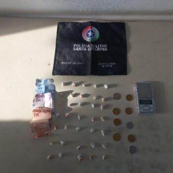 Adolescente é apreendido com crack e jovem é preso com drogas durante ações da PM no Sul de SC