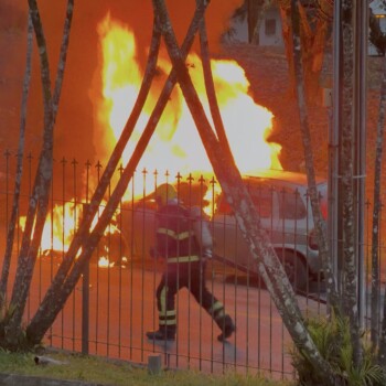 Corsa pega fogo e fica completamente destruído em rua de Criciúma