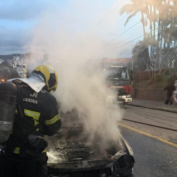 Corsa é destruído por incêndio na Rua João Pessoa, em Criciúma