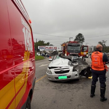 Homem fica encarcerado após acidente e é resgatado pelos bombeiros em Criciúma