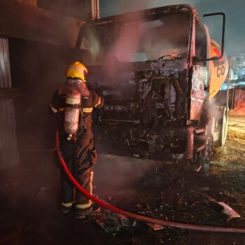 Incêndio destrói caminhão dentro de galpão e ameaça atingir outros veículos em Orleans