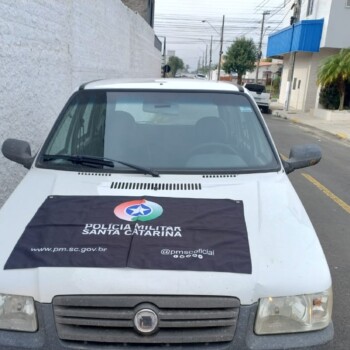 Homem é preso após perseguição com carro furtado e tentativa de fuga em Araranguá