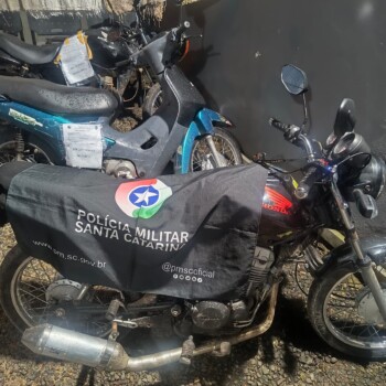 Motociclista é preso após fuga em alta velocidade e adulteração de identificação de veículo em Arroio do Silva