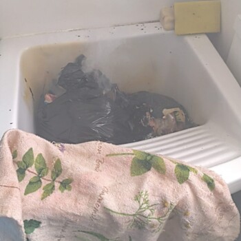 Princípio de incêndio em lixeira mobiliza bombeiros em apartamento no Centro de Araranguá