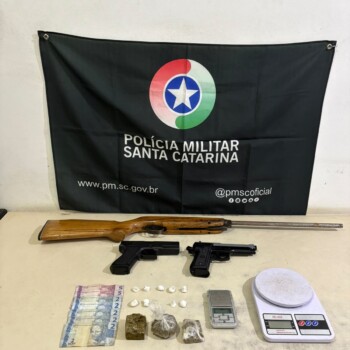 Jovem é preso com drogas, simulacros e arma modificada durante ação da PM em Araranguá