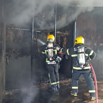 Incêndio atinge estufa de fumo e mobiliza bombeiros durante a madrugada em Forquilhinha