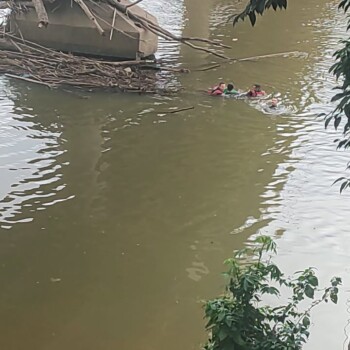 Mulher é resgatada após ficar à deriva no Rio Tubarão