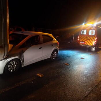 Colisão entre carro e ônibus deixa motorista ferida em Criciúma