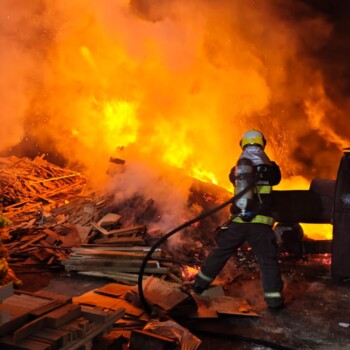 Incêndio atinge pilha de madeira ao lado de caldeira de fábrica às margens da BR-101 