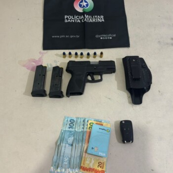 Homem é preso por agredir esposa, fazer ameaças e portar pistola em Araranguá