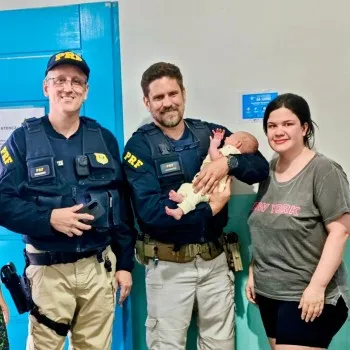 Policiais salvam recém-nascida engasgada na BR-101 em Barra Velha