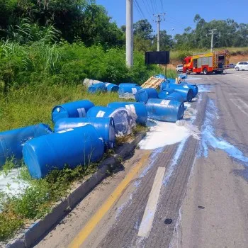 Carga de resina cai de caminhão e provoca vazamento na Rodovia Otávio Dassoler, em Criciúma