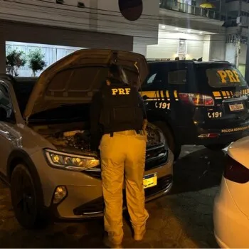 Foragida por tráfico é presa em Itapema conduzindo automóvel furtado