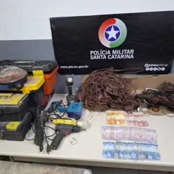 Fios e ferramentas de origem suspeita são apreendidos pela PM em Criciúma