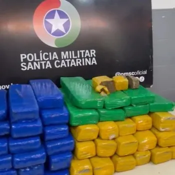 (Vídeos) Mulher é flagrada transportando 40 kg de maconha com filha de 12 anos no carro em Criciúma