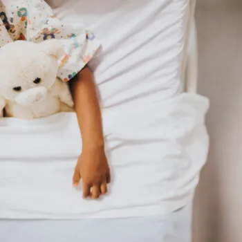 Mãe acusada de abandono intelectual é absolvida após provar doença grave da filha