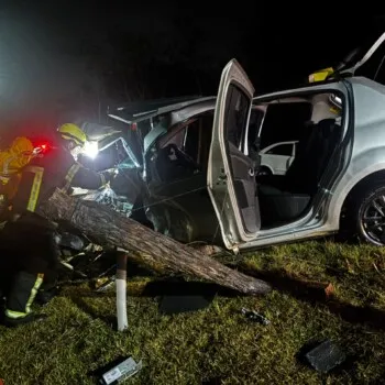 Colisão entre dois carros e motocicleta deixa feridos graves em Criciúma