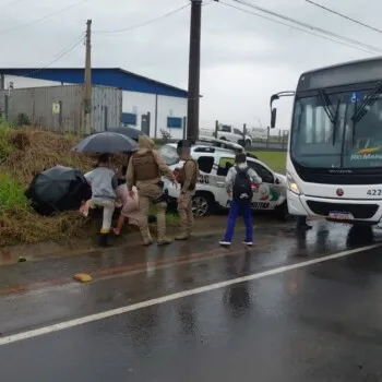 Viatura da PM perde o controle na chuva e atropela pedestre em Criciúma