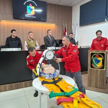 Bombeiros voluntários apresentam novo equipamento na Câmara de Vereadores