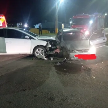 Colisão entre dois carros deixa jovem de 22 anos e homem de 24 feridos em Araranguá