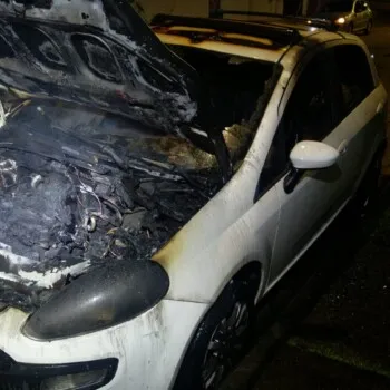 Crime: carro é incendiado durante a noite em frente de residência em Criciúma