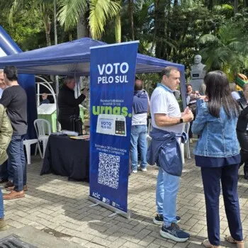 Entidades promovem sensibilização em prol do Voto pelo Sul na Praça Nereu Ramos