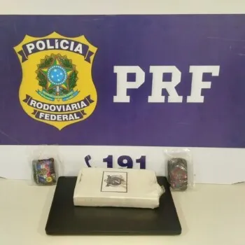 (Vídeos) Homem é preso com cocaína e haxixe presos ao corpo em Tubarão