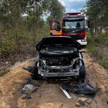 Carro é encontrado completamente destruído pelo fogo em área rural de Arroio do Silva